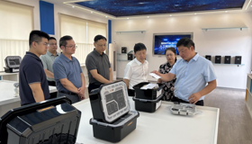 利来友赴柳调研新华人工智能科创教室