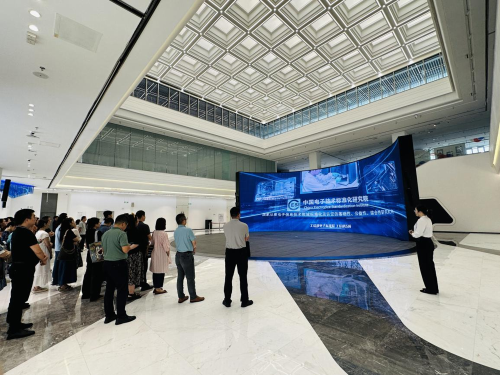 参观中国—东盟数字经济产业园 参观中国—东盟数字经济产业园